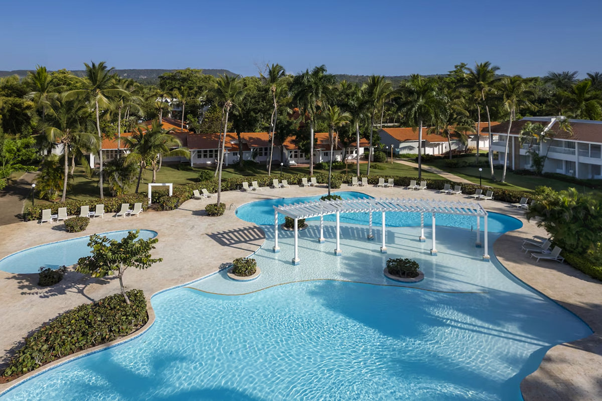 2.-Pool cabanas