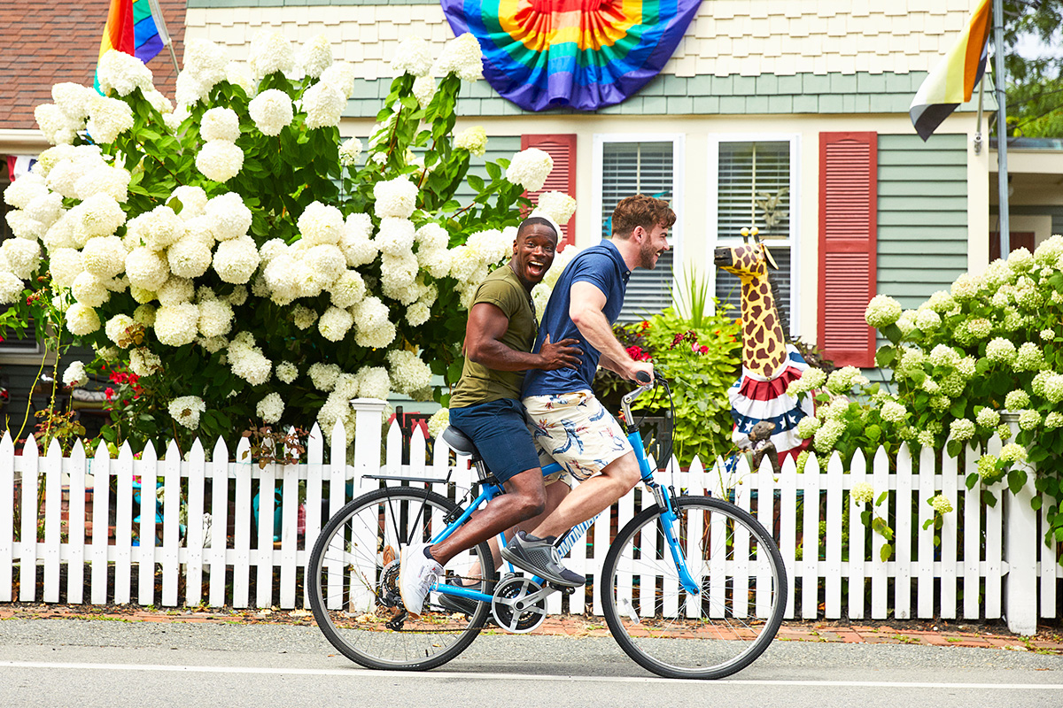 dois homens andando de bicicleta